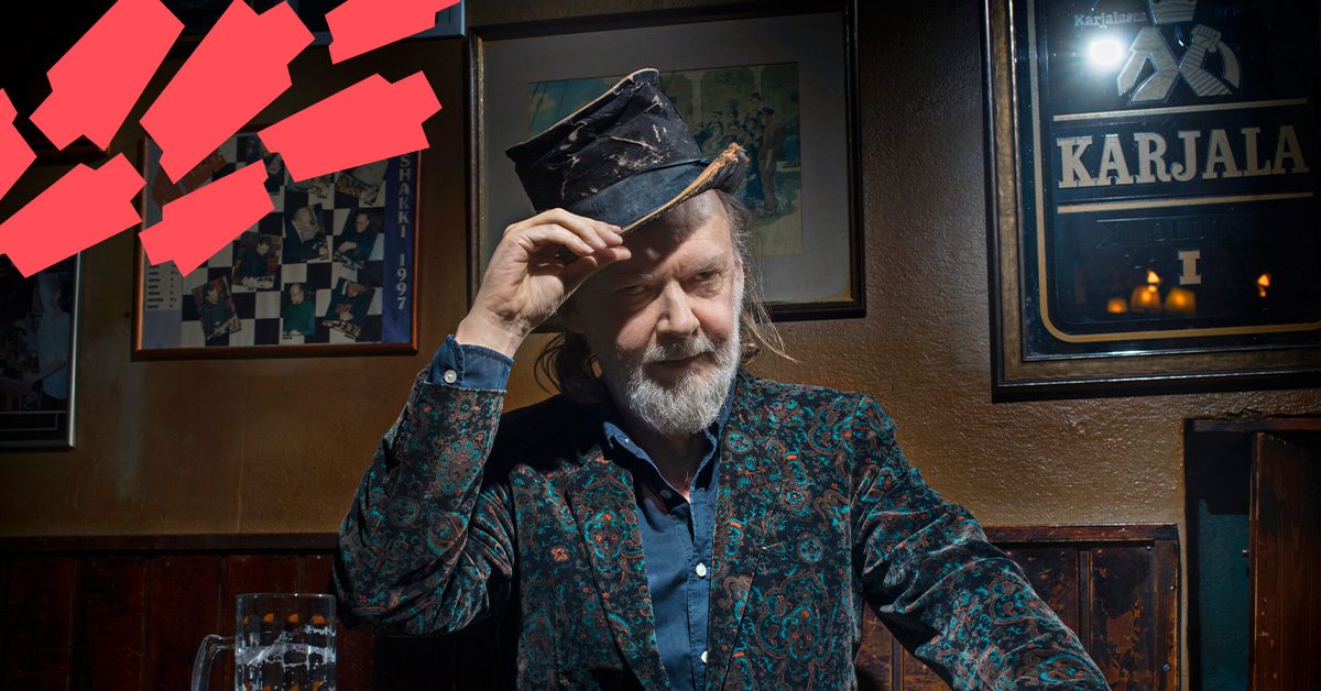Kuvassa Tuomari Nurmio hattu päässä pubissa.